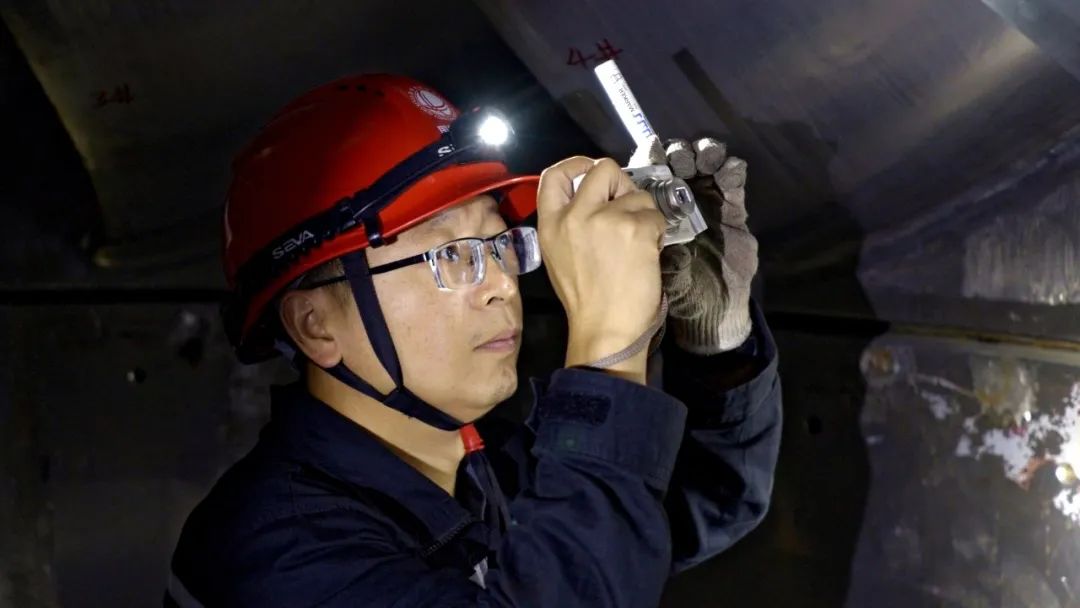 鏡頭里的故事——至愛無言,英雄掌燈人(圖3) 640 (4).jpg